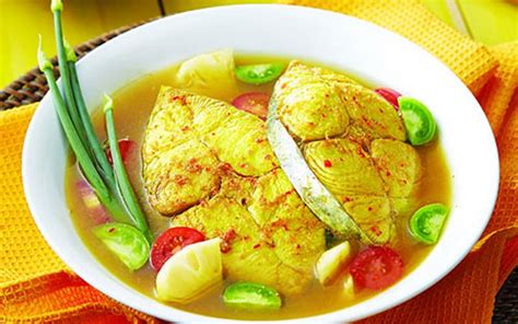 Lempah kuning adalah masakan dari bahan utama ikan kerapu dengan kandungan omega 3 yang baik dikonsumsi untuk membantu perkembangan otak serta kecerdasan bagi anak. 29 Makanan Khas Bangka Belitung Bikin Nagih - Sahabatnesia