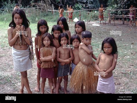 Los Niños De La Tribu Yagua En La Región Amazónica Del Perú Fotografía