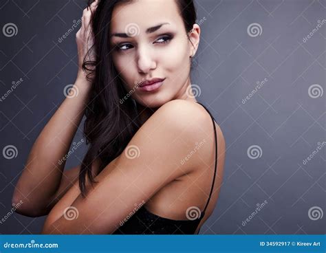 De Mooie Vrouw Stelt In Studio Stock Afbeelding Image Of Portret