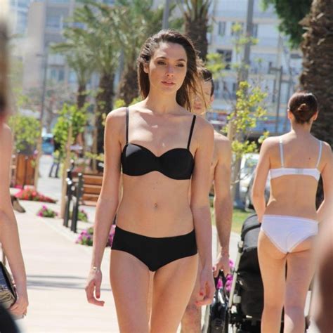 Gal gadot tried american foods, like taco bell, for the first time, and she had the best reaction. 15 Hot Gal Gadot Bikini Pictures Will Blow Your Mind