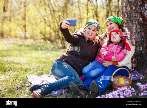 Tres Generaciones De Mujeres Hermosa Abuela Madre E Hija Están