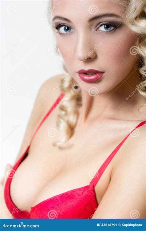 femme blonde sexy dans la lingerie de dentelle image stock image du beauté émotif 43818799