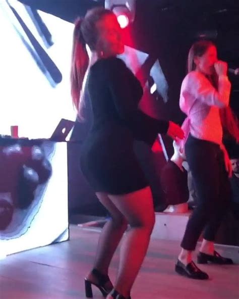 Une Russe Dans Un Club Exhibe Son Corps En Train De Taquiner Des Garçons Blancs Xhamster