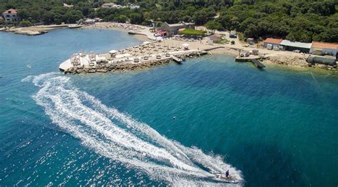 Az óváros közvetlen szomszédságában, keleti irányban, két luxus hotel között található. Copacabana Strand in Dubrovnik Unterkunft und Appartements ...