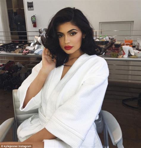 Kylie Jenner Accused Of Plagiarising Youtube Beatuy Bloggers Eyeshadow