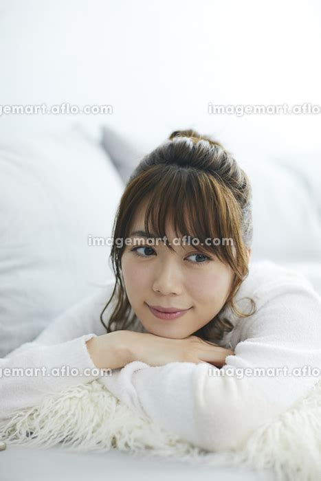 ソファに寝転ぶ日本人女性 129491753 イメージマート
