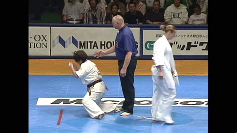 【新極真会】the 9th World Karate Championship Women Quarterfinal4 Shoguchi Vs Szovetes