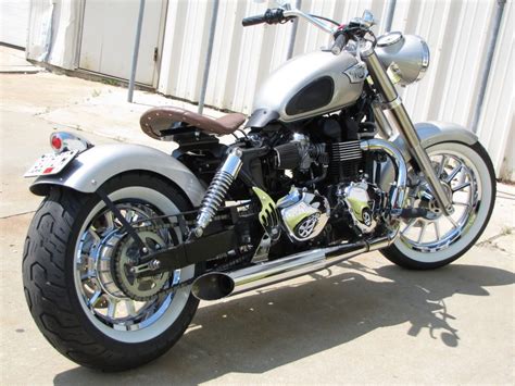 Dans la nouvelle gamme triumph bonneville, vous adorez le bobber 1200 mais sa position radicale et son égoïste selle monoplace vous chagrinent ? Custom Triumph America | Triumph bikes, Triumph motorbikes ...