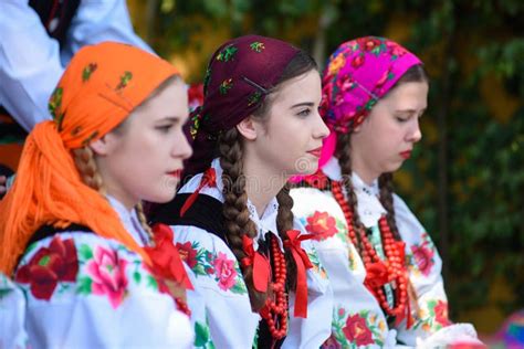 lowicz polônia 31 de maio 2018 coro local regional das jovens mulheres e homens vestidos em