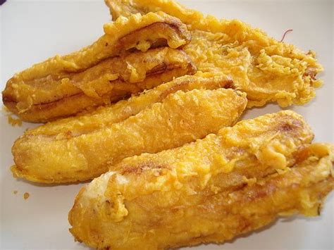 It is typically consumed as a snack in the morning and afternoon. ezanemai: Pisang Goreng