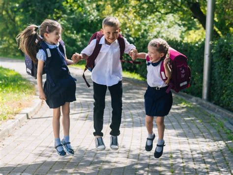 How To Get Your Kids Excited About Walking To School Wellbeing By Wellca