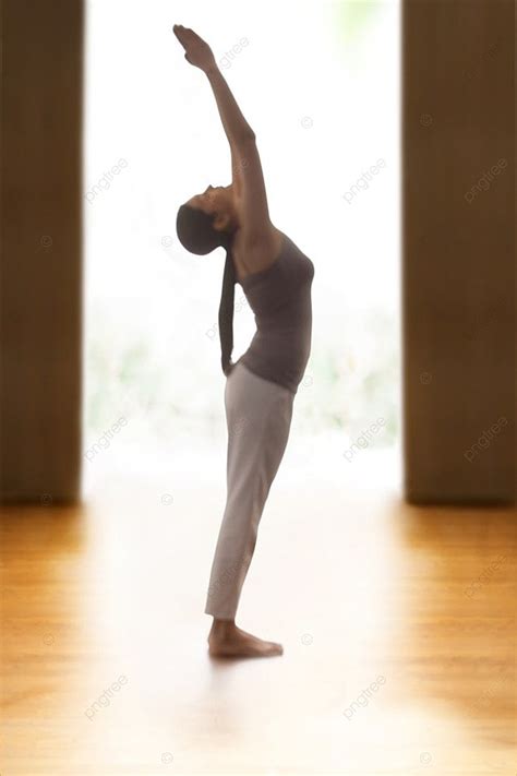 Background Foto Profil Wanita Muda Melakukan Pose Yoga Tikungan Belakang Di Lantai Kayu Keras