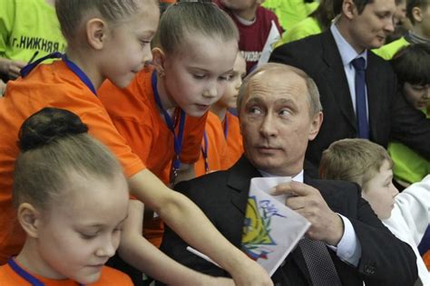 Vladimir poutine a également proposé de reconduire son premier ministre, dmitri medvedev. Poutine porte-voix de la déception olympique des Russes