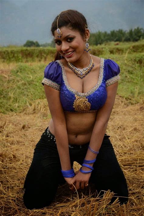 Kerala Mallu Aunty Parvathi Sexy Saree Pallu Drop Exposing Deep