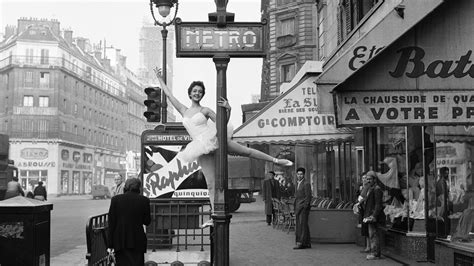 29 Vintage Photos Of Paris From The Moulin Rouge To The Louvre Condé