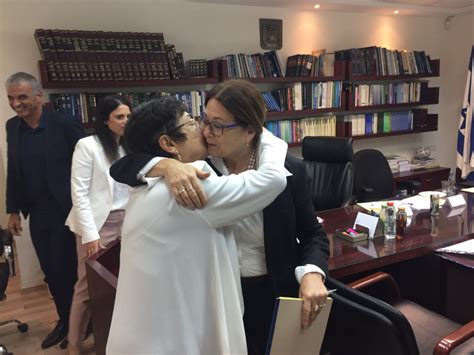 וכן היום הושבעה לבית המשפט 'אסתר חיות' (חיות = 424) נכנסת לתפקיד ב26 (הויה) לחודש, אולי ה' רומז. אסתר חיות נבחרה כנשיאת בית המשפט העליון | חדשות מעריב