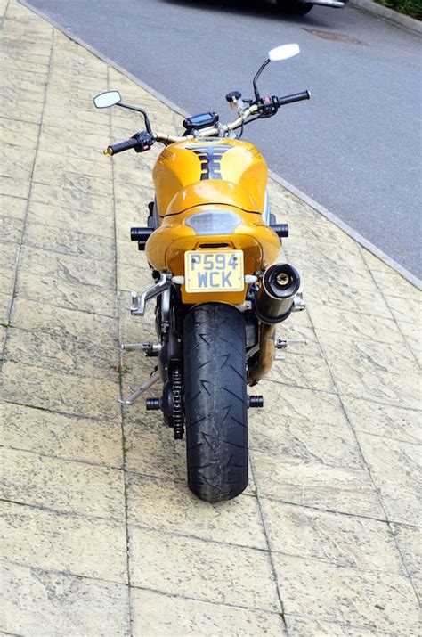 The claimed 149 hp put the 955 shoulder to shoulder. 1997 Triumph Daytona T595 Streetfighter 955cc