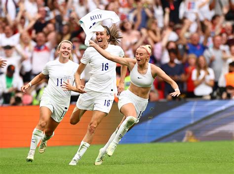 Farjam News Englands Chloe Kelly Goes Full Brandi Chastain Rips Off