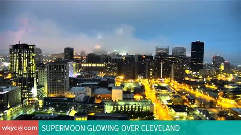 Supermoon Glowing Over Cleveland So Cool Heres A Glimpse Of The