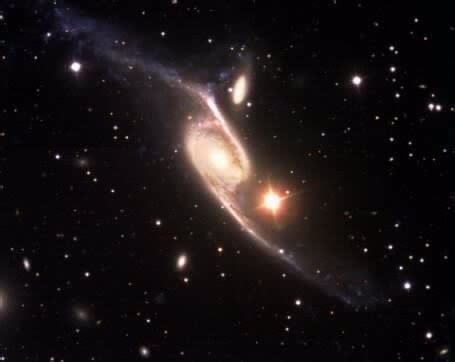 Imagem da galáxia ngc 2608 tirada pelo telescópio hubble. Galaxia Espiral Barrada 2608 : La recién descubierta galaxia en espiral revela cómo era ...
