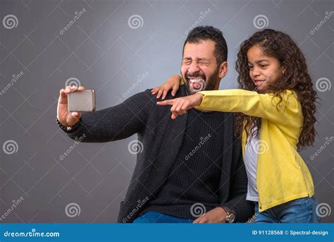 Padre Negro Que Toma Selfies Con Su Hija Foto De Archivo Imagen De