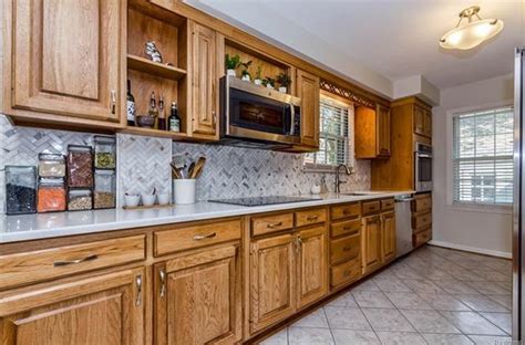 White or beige countertops and backsplash are a great option for cherry cabinets. HASSAN AHMAD | Kitchen cabinets, countertops, Hickory ...