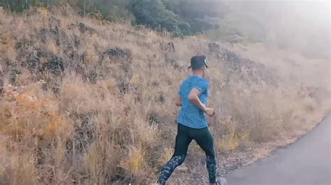 Video berdurasi 3 menit 40 detik itu perlihatkan seorang wna yang mengenakan jas hujan dan masker. Dewa Runners _ Latihan di kawasan gunung Batur kintamani ...