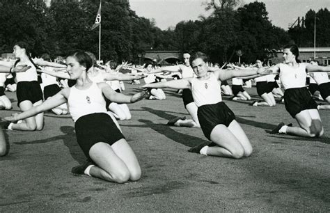 Natürliches hübsches Mädel von zwei Typen gefickt Bilder von frauen