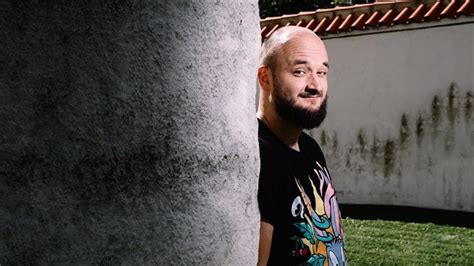 Písničkář pokáč natočil nový klip, ve kterém si zahrál anděla. Pokáč chystá největší koncert. Přednostní nákup vstupenek ...