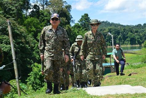 Cabang perkhidmatan pertahanan di bawah naungan angkatan kejayaan ini adalah selari dengan hasrat panglima tentera darat (ptd) melalui perintah ulung ptd dalam menentukan sesuatu operasi itu. Panglima Tentera Darat rai Syawal bersama anggota | Astro ...