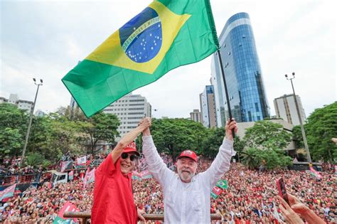 Ao lado de Chico Buarque Lula diz que recriará Ministério da Cultura