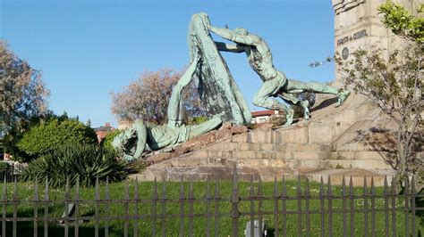 Monumento A Evaristo Churruca En Las Arenas Obra De Miguel García