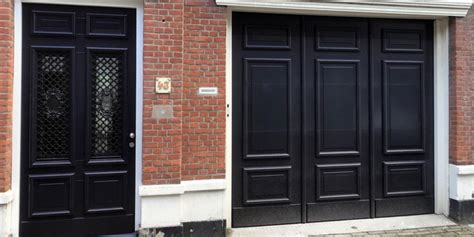 Verticale Houten Garagedeur En Voordeur Different Doors