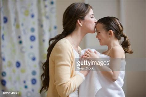 Dame Embrasser Fille Du Front Après Le Bain Photo Getty Images