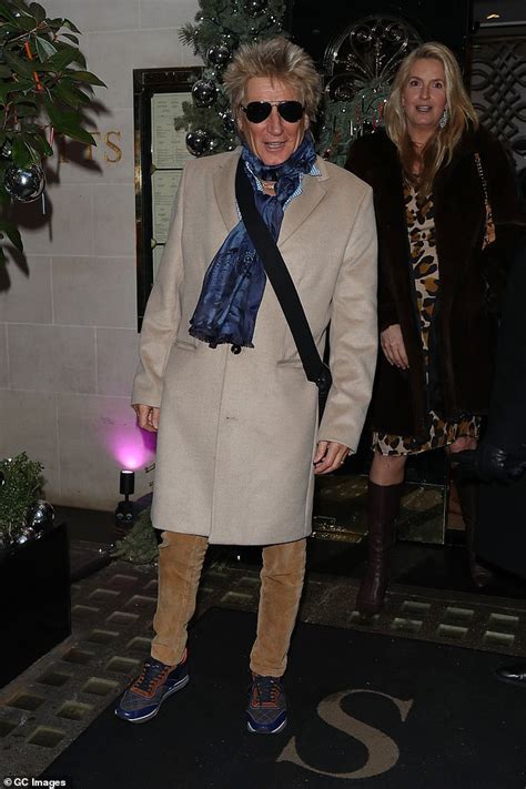 6' 1 (1.85 m) she has been married to the rock singer rod stewart since. Rod Stewart, 73, enjoys dinner date with glamorous wife ...