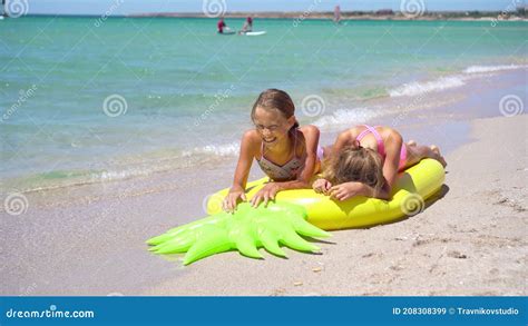 Niñas Pequeñas Que Se Divierten En La Playa Tropical Durante Las Vacaciones De Verano Jugando