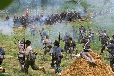 We provide facts, dates, figures, tables and clarification of common. Confederate Infantry Civil War Charge Against Union ...