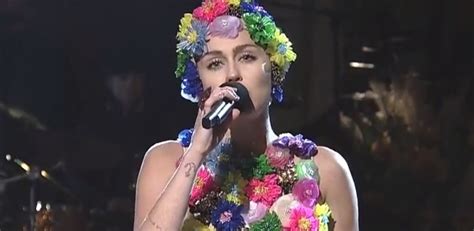 Miley Cyrus Sings About Summer Scandals In ‘snl 2015 Monologue Video
