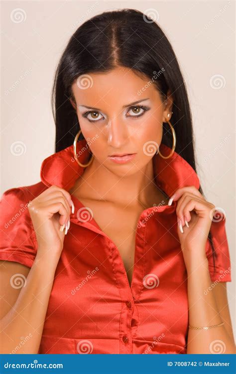 retrato de uma menina bonita na blusa vermelha foto de stock imagem de adulto retrato 7008742