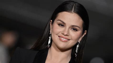 Selena Gomez Herbst Kleid Ist Sowohl Ein Klassiker Als Auch Total Im
