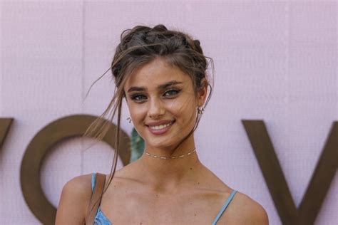 Minimal Makeup Is Sexy Taylor Hill Beauty Interview Popsugar Beauty Photo 2