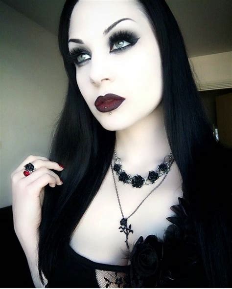 Pin by 𖤐𝔏𝔞𝔲𝔯𝔶𝔫 𝔗𝔞𝔶𝔩𝔬𝔯𖤐 on Goth Goth beauty Gothic makeup Goth women