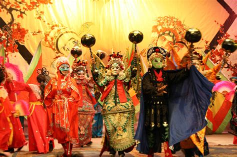 Face changing in sichuan opera, or bian lian, is considered one of china's national treasures. Sichuan Opera Face Changing, Chengdu Sichuan Opera Travel ...