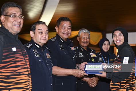 Polis diraja malaysia (tulisan jawi: 24 atlet Sukan Sea PDRM diraikan Ketua Polis Negara