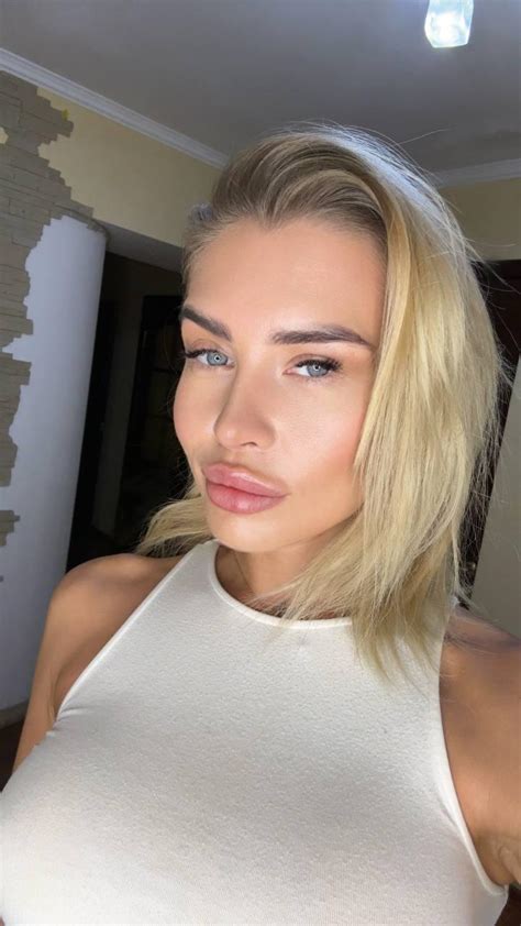 i think these lips would look better wrapped around your cock r lips