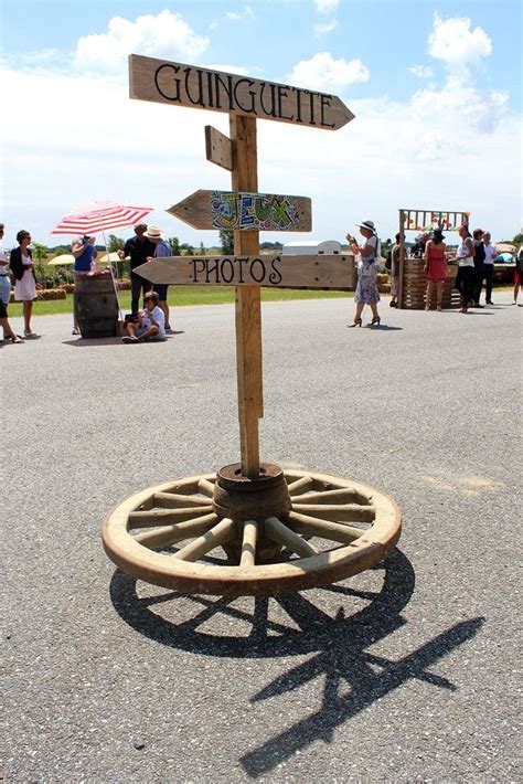 Panneaux bois et divers panneaux de construction, matériaux bois, accessoires et outillages. Panneau directionnel sur roue de charrette | Cloture ...
