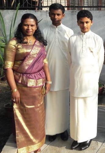 Rhythmisch Center Asien Sri Lankan National Dress Sand In Die Augen