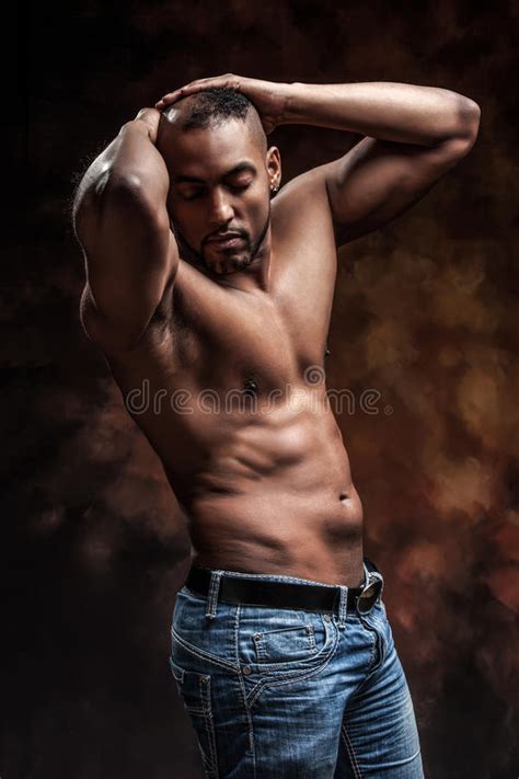 Uomo Nudo Con L Ente Perfetto Che Posa In Jeans Fotografia Stock Immagine Di Bellezza Adulto