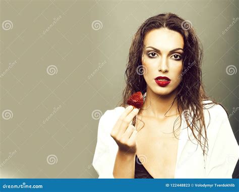 donna graziosa sexy con le labbra e la fragola rosse immagine stock immagine di modello