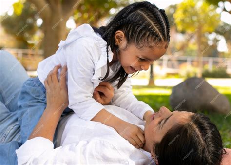 Madre E Hija Pasan Tiempo Juntas Afuera En El Parque Para El Día De La